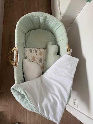 Moisés de mimbre con soporte de madera