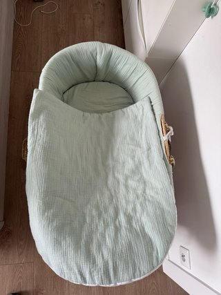 Moisés de mimbre con soporte de madera