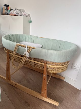 Moisés de mimbre con soporte de madera