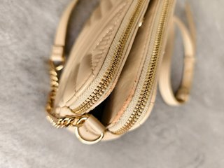 Bolso Parfois beige con correa ajustable
