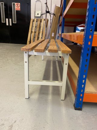 Banco de madera y metal