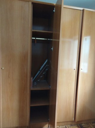 Armario de madera color miel