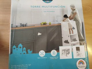 Torre multifunción con pizarra blanca