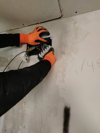 Técnico electricista calificado