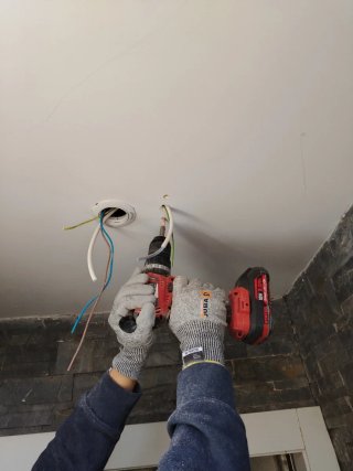 Técnico electricista calificado