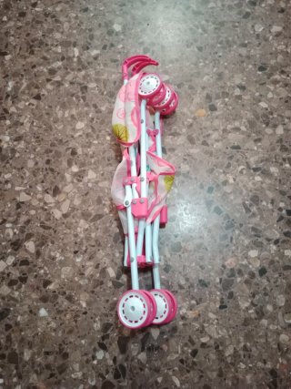Carrito de muñeca rosa con estampado