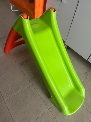 Tobogán infantil verde y naranja