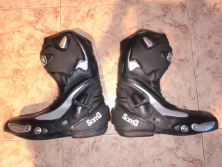 Botas de Moto Som3 Deportivas Negras y Plateadas