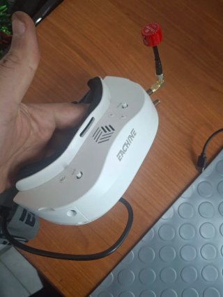 Visore FPV Eachine EV300 completi di batterie