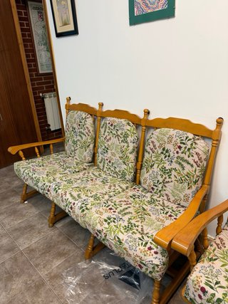 Mueble antiguo de madera y tela