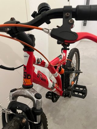 Bicicleta infantil roja y blanca