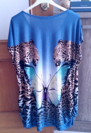 Camiseta con estampado de leopardo y mariposa