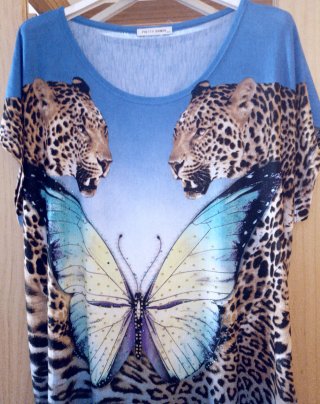 Camiseta con estampado de leopardo y mariposa