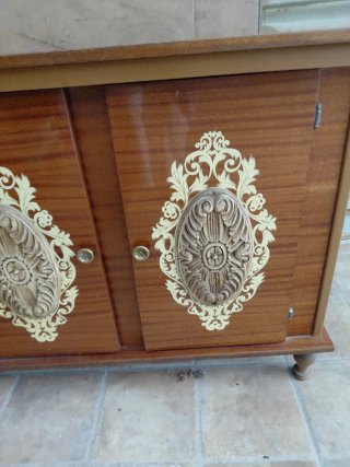 Mueble de entrada madera con detalles dorados