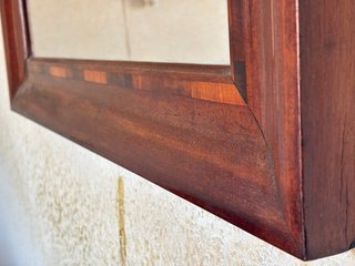 Espejo antiguo con marco de madera oscura