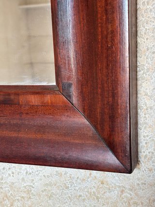 Espejo antiguo con marco de madera oscura