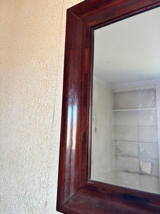Espejo antiguo con marco de madera oscura