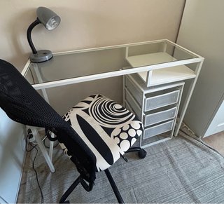 Escritorio cristal y cajonera  Silla