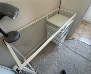 Escritorio cristal y cajonera  Silla