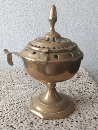 Antiguo incensario de bronce