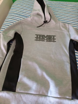 Se venden sudaderas de diferentes colores.
