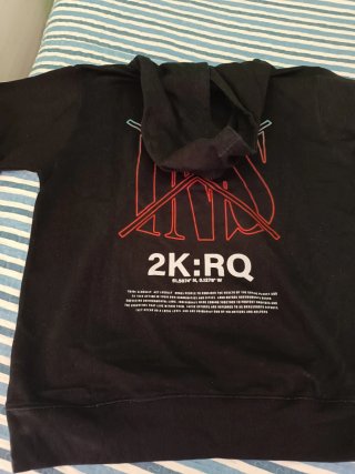 Se venden sudaderas de diferentes colores.