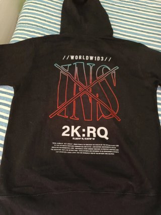 Se venden sudaderas de diferentes colores.