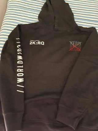 Se venden sudaderas de diferentes colores.