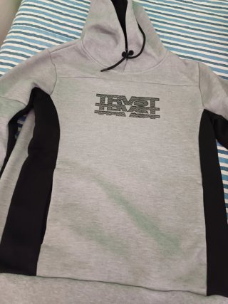 Se venden sudaderas de diferentes colores.