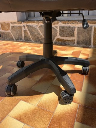 Silla de escritorio negra y azul