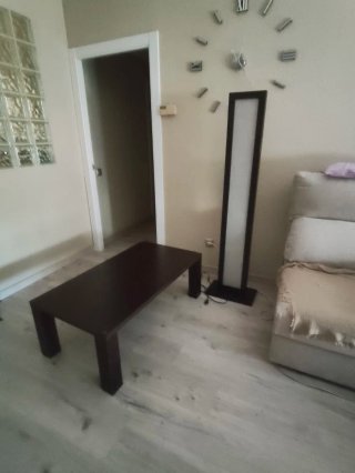 Mesa de centro  y lámpara de pie