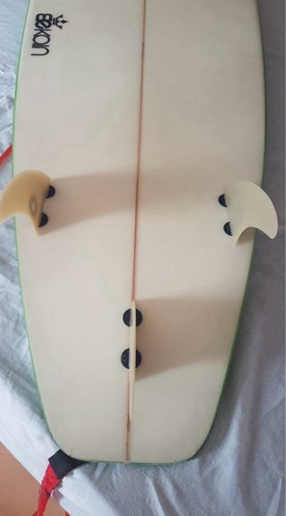 Tabla de surf verde y blanca