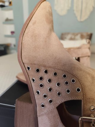 Botines Beige con Tachas y Hebilla