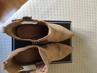 Botines Beige con Tachas y Hebilla