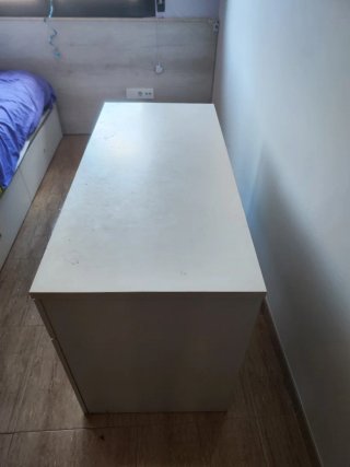 Escritorio blanco con cajones