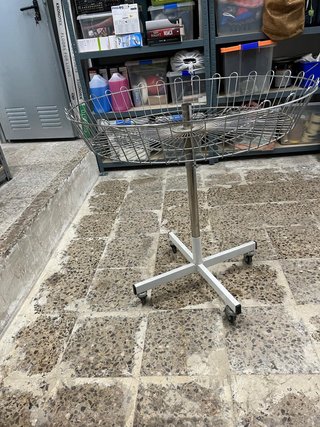 Carrito expositor metálico con ruedas