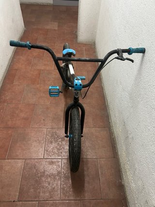 Bicicleta BMX azul y negra