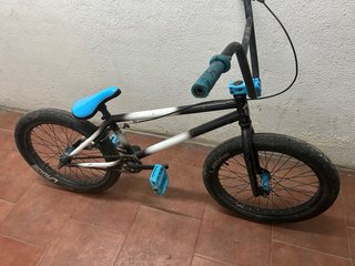 Bicicleta BMX azul y negra