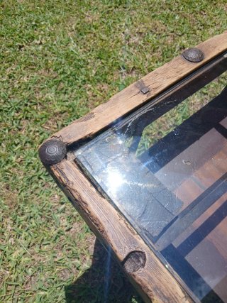 Mesa de salón con ventanal antiguo