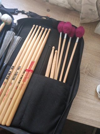 Baquetero con baquetas y escobillas