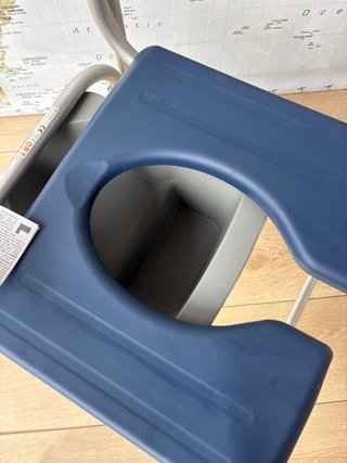 Silla de baño metálica y plástica azul