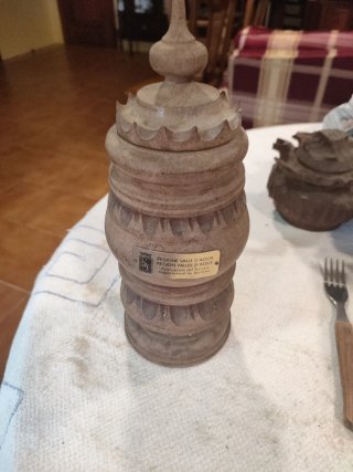 Figura decorativa de madera tallada