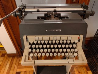 Máquina de escribir Olivetti Linea 98