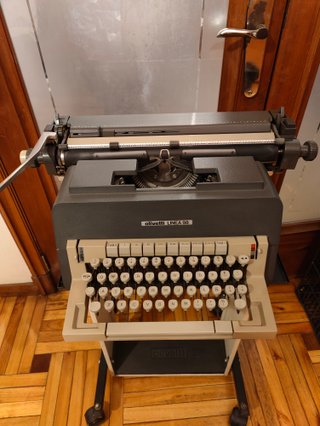 Máquina de escribir Olivetti Linea 98