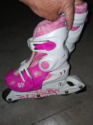 Patines en línea rosas y blancos para niña