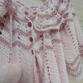Casaquinho de bebé em crochet rosa