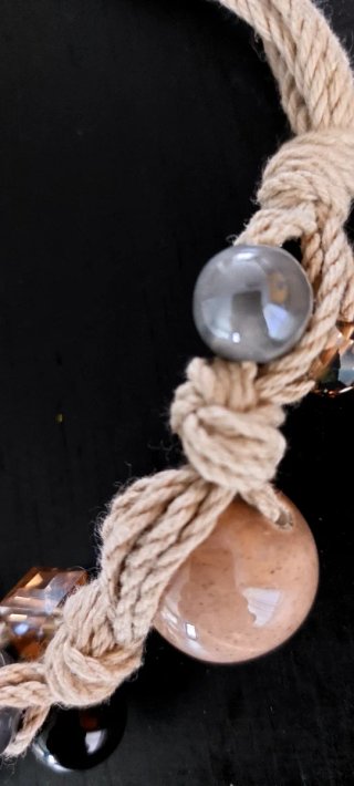 Collana corda beige e perle nere
