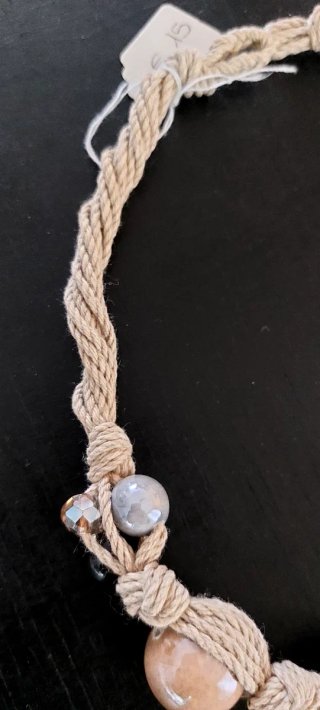 Collana corda beige e perle nere