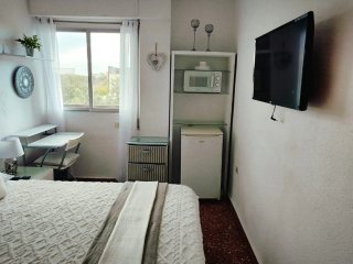 Se alquila habitación a chica