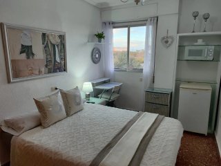 Se alquila habitación a chica